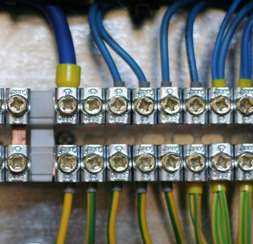 Color-coded electrical building wires for reliable electrical connections