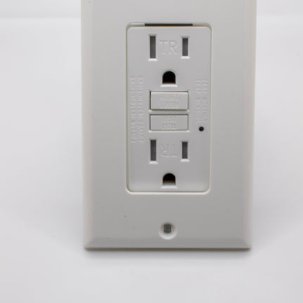 15 AMP SELF TEST TAMPER-RESISTANT GFCI OUTLET WITH LED INDICATOR LIGHT WHITE