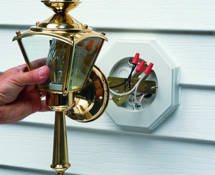 Siding mounting kit with built in electrical box. 6.8 cubic inch box.Kit includes NM cable connector. 4 mounting screws. 1/2" lap siding. 6.6 x 6.6 octagon.