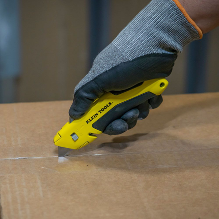 Self-Retracting Utility Knife