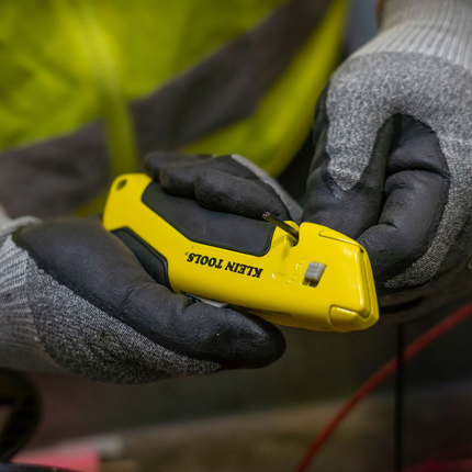 Self-Retracting Utility Knife